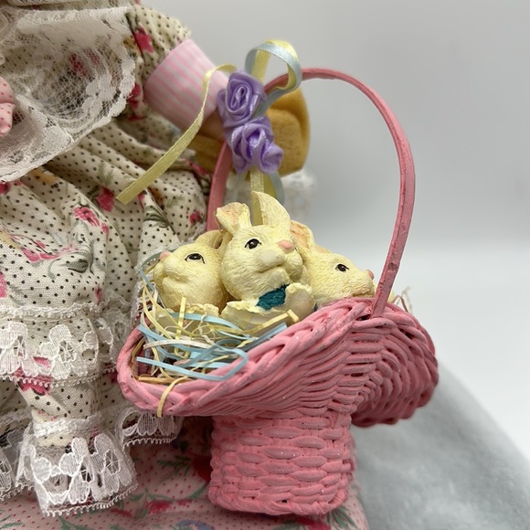 Vintage Porcelain Kneeling Blue-eyed Doll w/Basket of Bunnies 10”approx - Picture 3 of 10